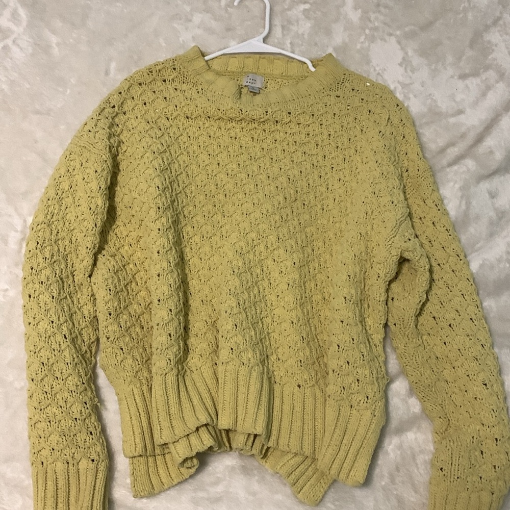 Perfect for the beach or for everyday wear. Yellow knit sweater.